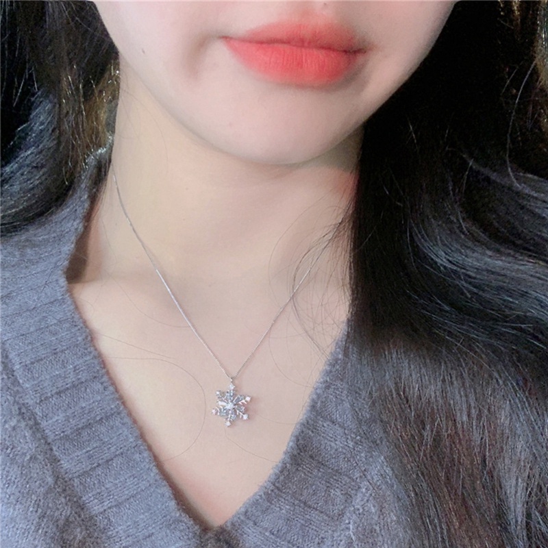 Rotatable Zircon Snowflake Titanium Steel Necklace Desain Premium Rantai Klavikula Kalung Liontin Wanita