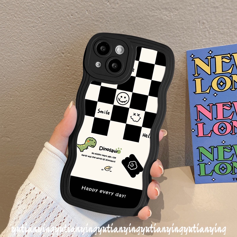IPHONE Casing Dinosaurus Lucu Kompatibel Untuk Iphone11Xr 7plus 14 13 12 Pro Max 6 6s 8 7 Plus X XS Max SE 2020 14 Plus Tepi Bergelombang Kartun Smiley Chessboard Soft TPU Case