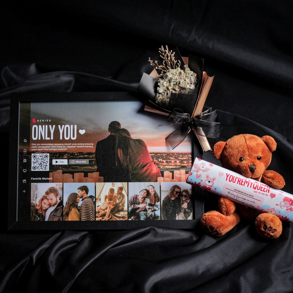 

Hampers Si Giving Bunga abadi Coklat Frame foto NETFLIX scan QR Video hadiah keluarga ulang tahun valentine wedding Anti Mainstream untuk pacar cowok cewe