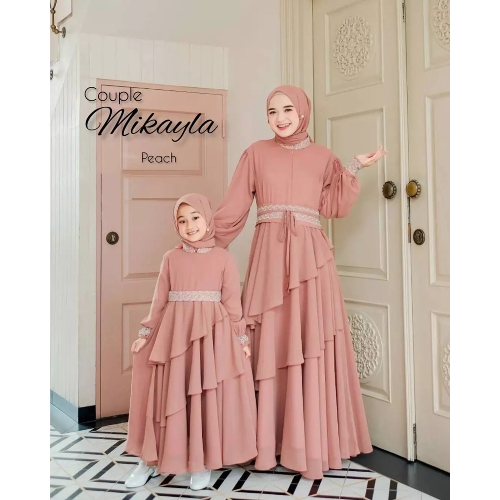 GAMIS SARIMBIT TERBARU 2023 MIKAYLA COUPLE MOM & KIDS FREE PASHMINA WARNA GREEN SAGE MATT CERUTY BABYDOLL PREMIUM GAMIS LEBARAN IBU DAN ANAK FASHION MUSLIM WANITA-PEACH