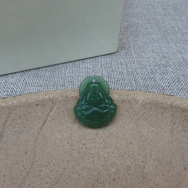 Liontin Giok Buddha Ketawa