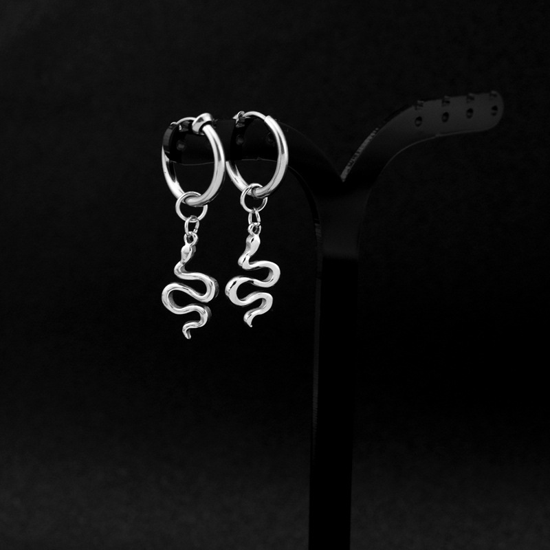 T Anting Ular Baja Titanium Pria Wanita Hip-Hop Gaya Punk Unisex Anting Berbentuk Ular Minimalis Nasional Trendi Telinga Klip