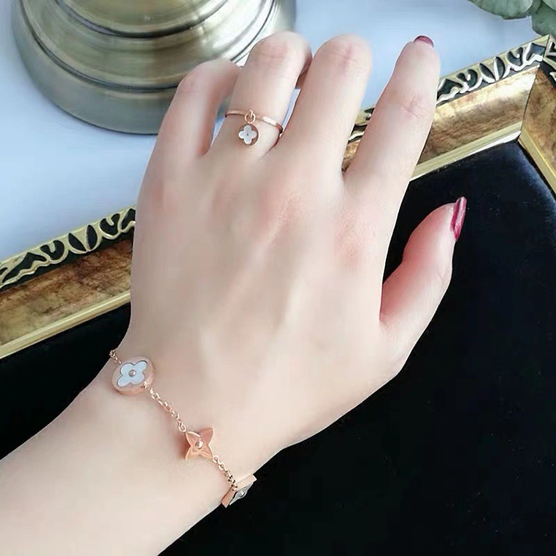 L Home Gelang Tangan Rantai Baja Titanium Rose Gold 18K Aksen Clover + Mutiara Imitasi Untuk Wanita