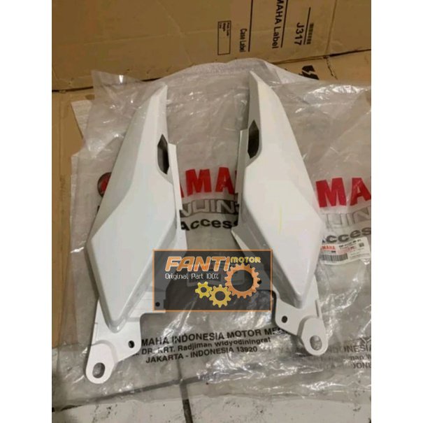 COVER BODY BELAKANG  SAMPING BELAKANG BYSON KARBU PUTIH SET KANAN KIRI PART ORIGINAL YAMAHA