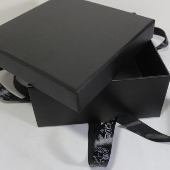

[cod] Hardbox Pita full warna bahan kokoh & keras untuk hampers / kotak kado, warna hitam dan merah cocok untuk kotak hadiah valentine atau hampers lebaran idul fitri