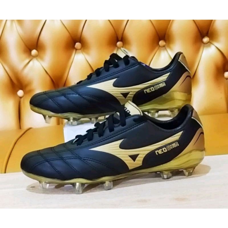 sepatu bola soccer Mizuno black gold