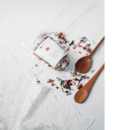 

✵ that queen (royal Orange pekoe, rose, peach blossom, osmanthus, lemon grass) ♝