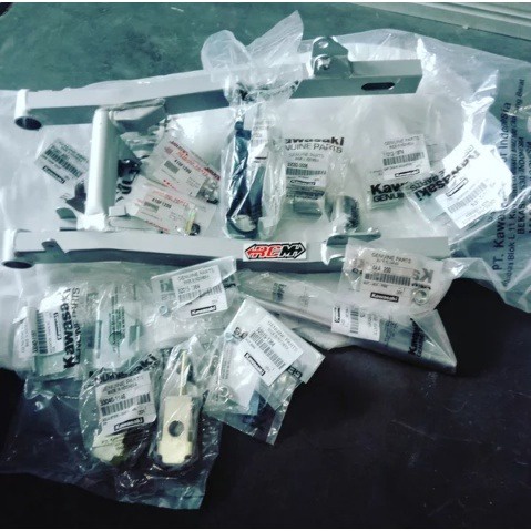 SWING ARM LENGKAP KAZE BOSH SETELAN AS TENGAH ARM MUR RING DLL ORI KAWASAKI KGP ASLI CEK DESKRIPSI