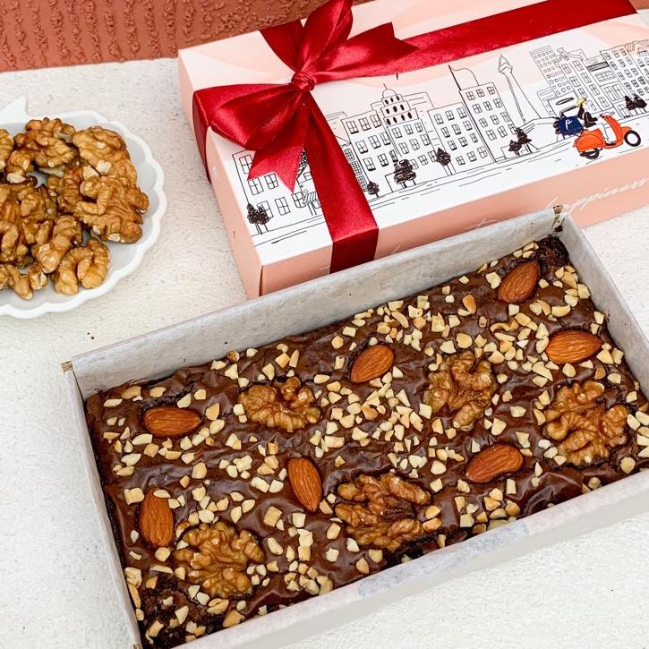 

❈ Fudgy Brownies Jingga Patisserie / Hampers valentine Brownies / valentine gift/ kado valentine ◊