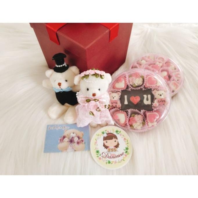 

Spesial Valentine Day Hampers Hadiah Valentine Coklat Boneka Couple 2 Toples Coklat