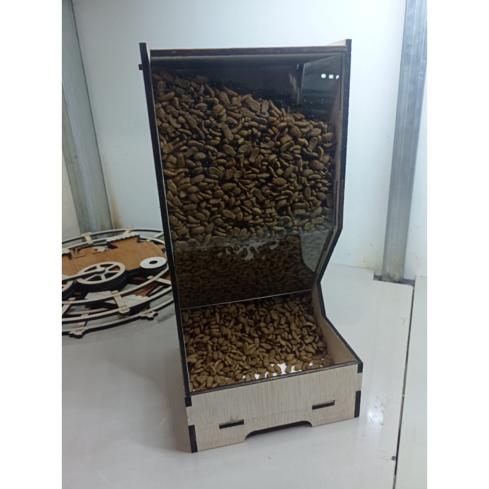 Dispenser tempat makan kucing otomatis