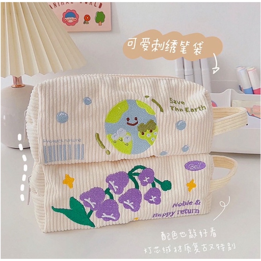 TRAVELLING POUCH ORGANIZER MOTIF BUMI BUNGA KELINCI / KOTAK PENSIL KAIN ESTETIK / TEMPAT MAKEUP BERKAPASITAS BESAR / EMORA PENCIL CASE PREMIUM / MAKEUP POUCH / POUCH AESTHETIC KAIN CORDUROY HANDLE LUCU IMPORT / PREMIUM ZIPPER PENSIL CASE