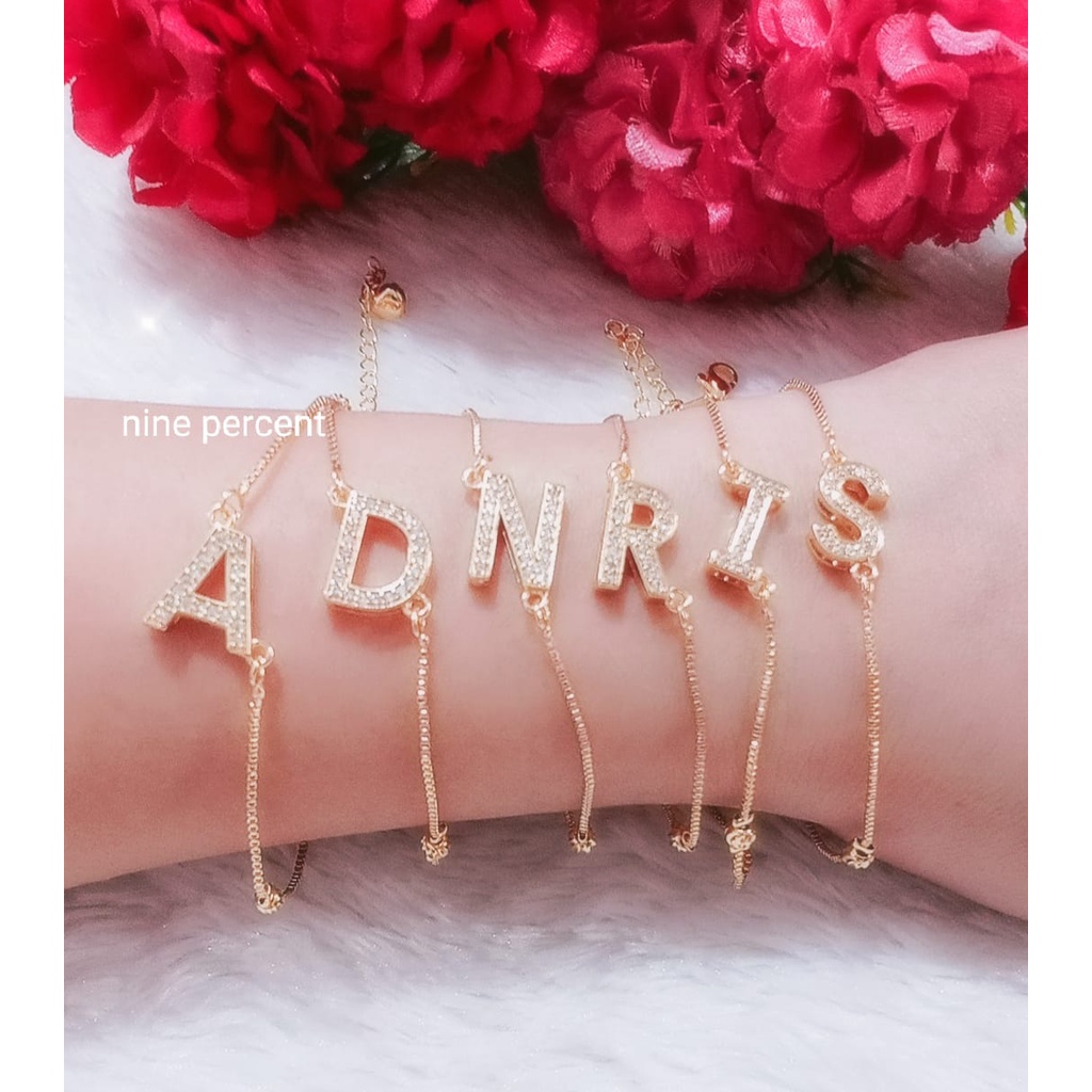 GELANG TANGAN HURUF ABJAD INISIAL MUTIARA GOLD PERHIASAN WANITA TREND ARTIS 01