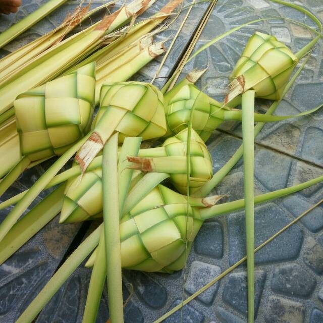 

Bungkus ketupat jadi fres 15 bungkus