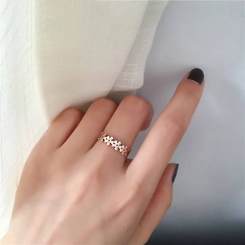 Cincin Jari Telunjuk Hypoallergenic Tidak Pudar Desain Bunga Kecil Model Rongga Bahan Titanium Steel Gaya Korea Jepang