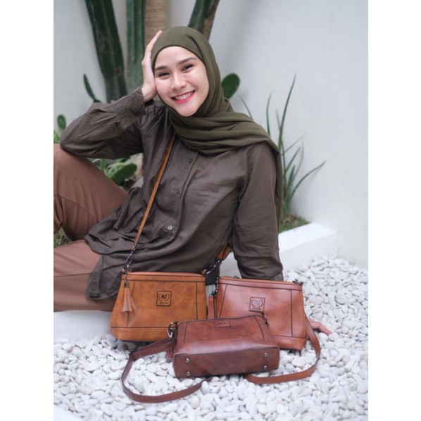 TAS TRESNA  MOONZAYA