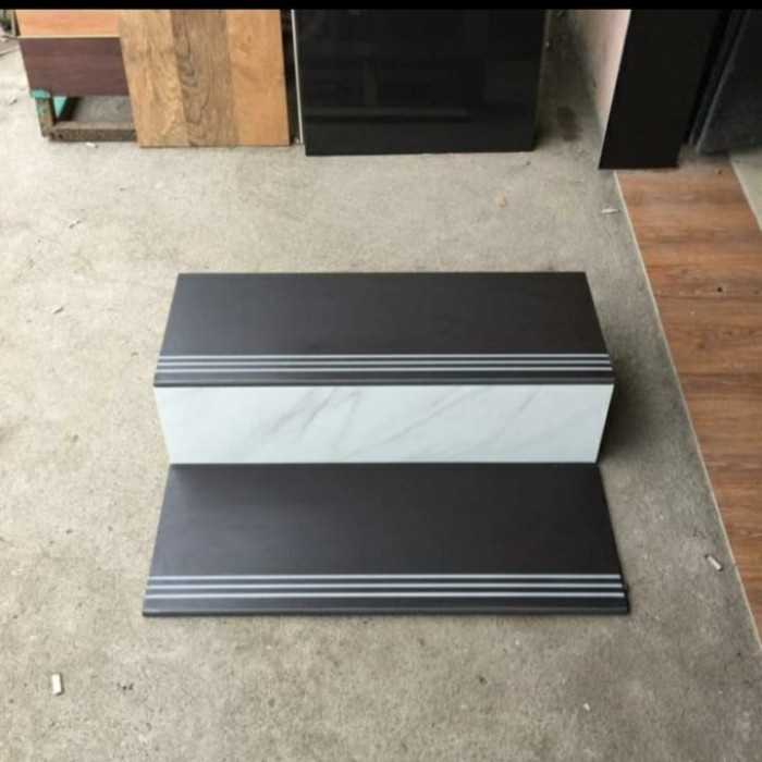 granit keramik anak tangga hitam dop kombinasi putih corak size 30x60 20x60