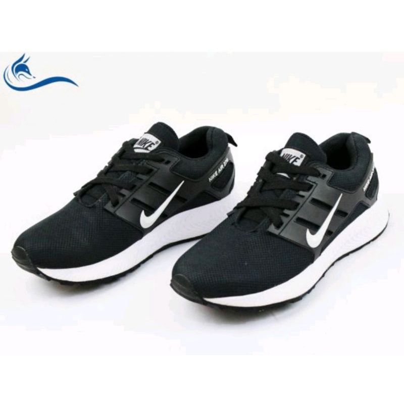 Sepatu snaekers hitam putih Nike