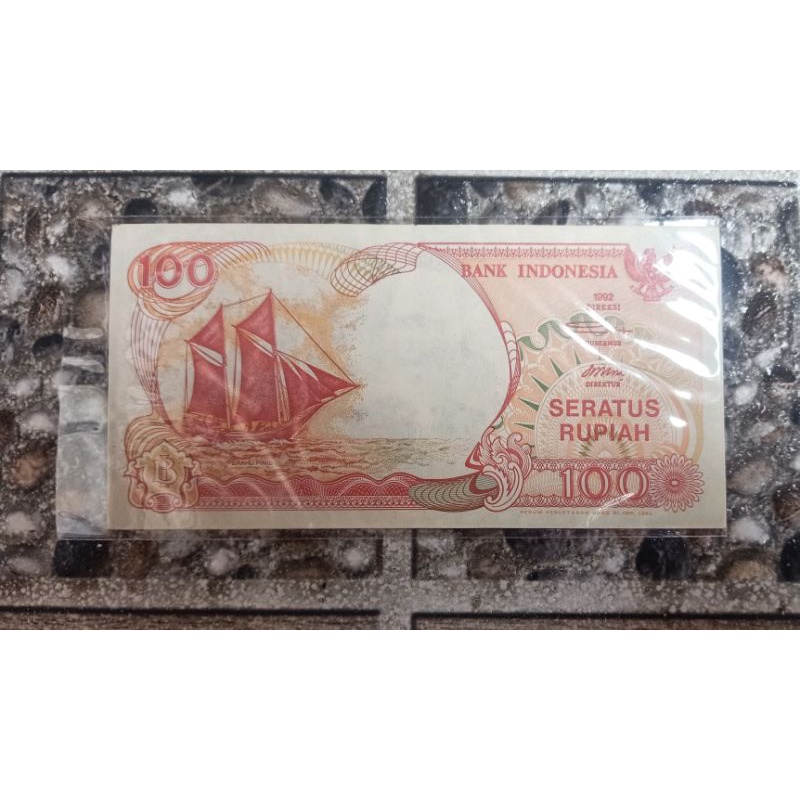 Uang kuno 100 rupiah Thn 1992 Seri Perahu Pinisi- Kondisi bagus(Asli uang RI)