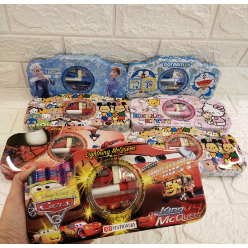 

Terlaris ✨ -TEMPAT PINSIL KALENG KARAKTER DORAEMON,CARS,SPIDERMAN,FROZEN,KITTY,TSUM2/PENSIL CASE/ STASIONERY SET/WHITEBOARD SET- 2.2.23