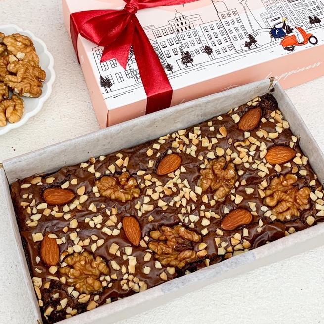 

❀ Fudgy Brownies Jingga Patisserie / Hampers valentine Brownies / valentine gift/ kado valentine ➫