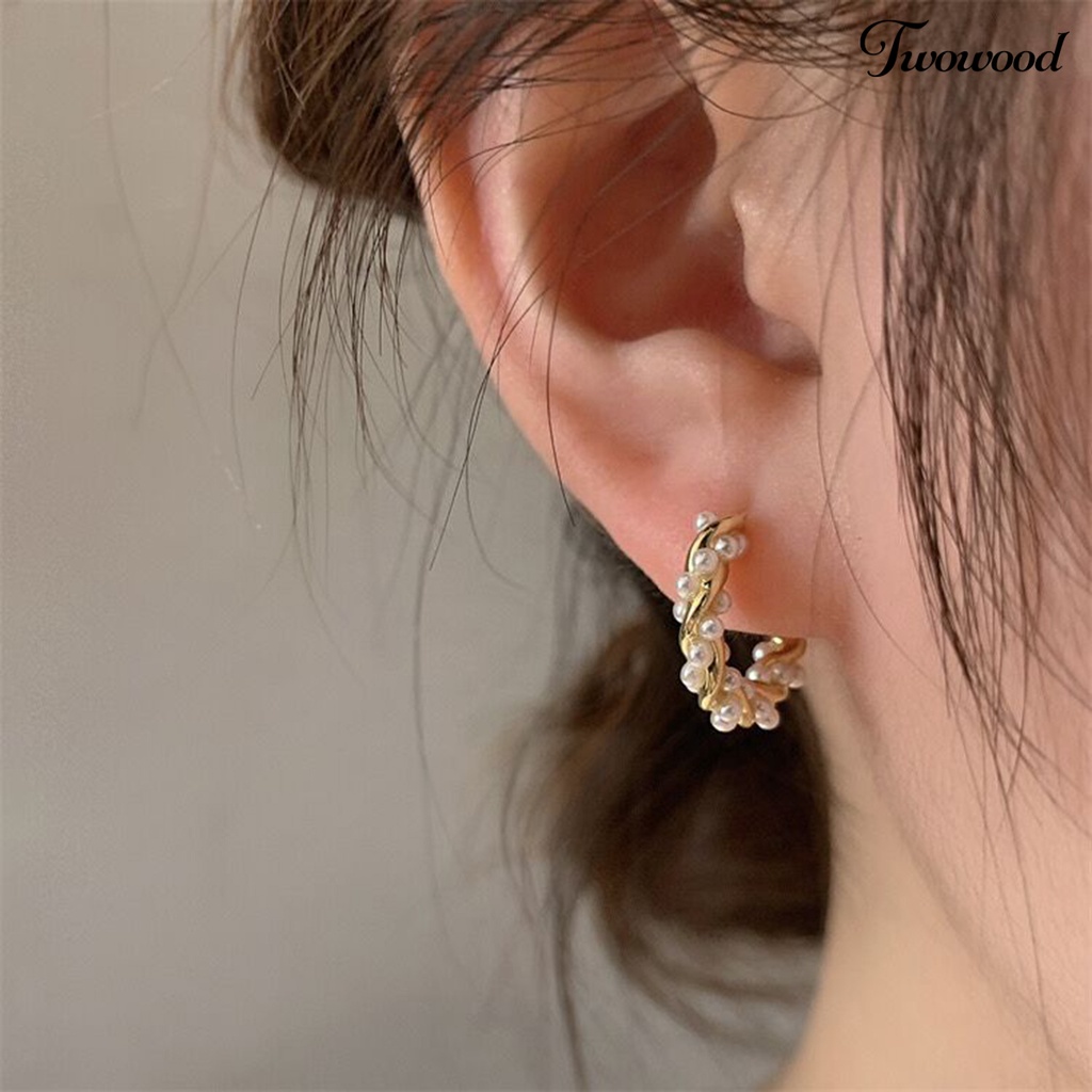 Twowood 1pasang Anting Hoop Cahaya Mewah Temperamen Mutiara Imitasi Minimalis Geometris Hias Hadiah Wanita Anting Lingkaran Perhiasan Pesta Aksesori Fashion