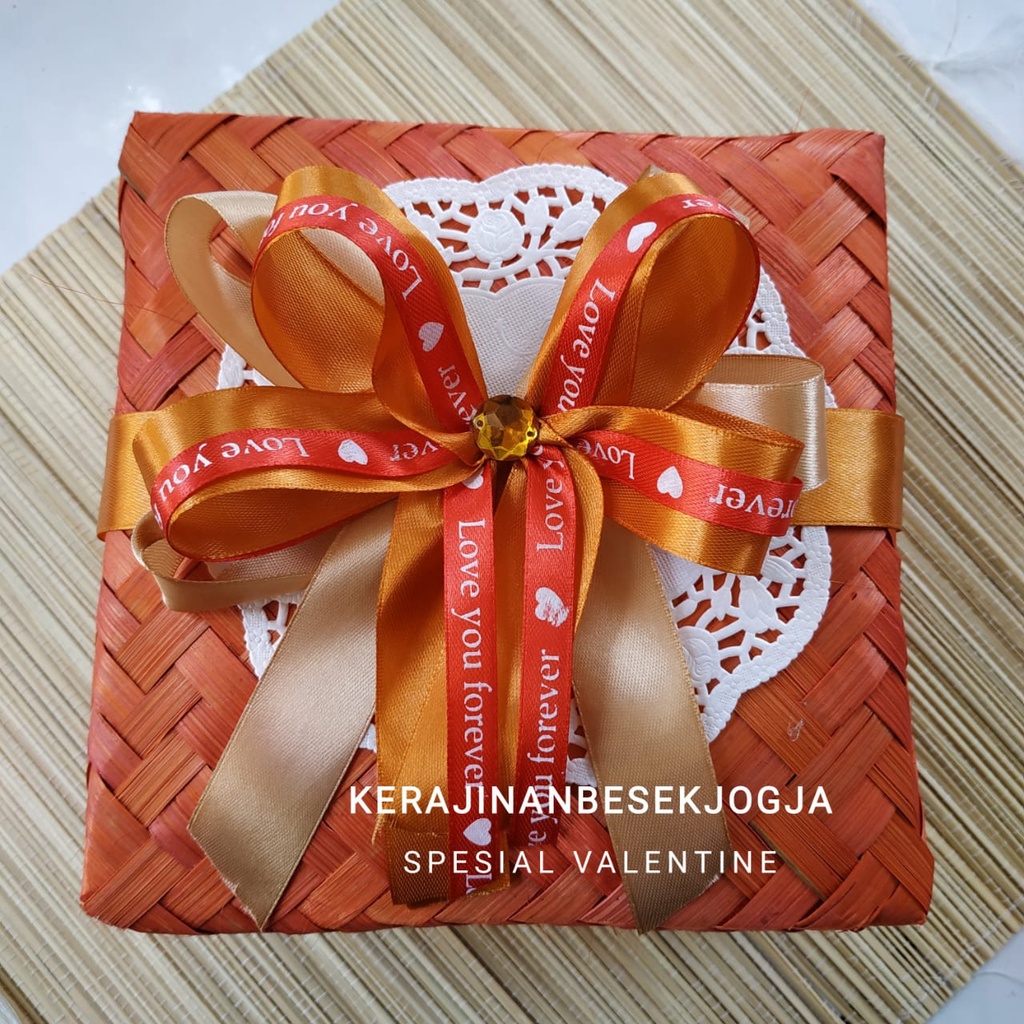

( VALENTINE ) SEPASANG BESEK WARNA PITA ANEKA UKURAN kotak kado kotak nasi hari kasih sayang tempat coklat besek jogja besek murah grosir besek