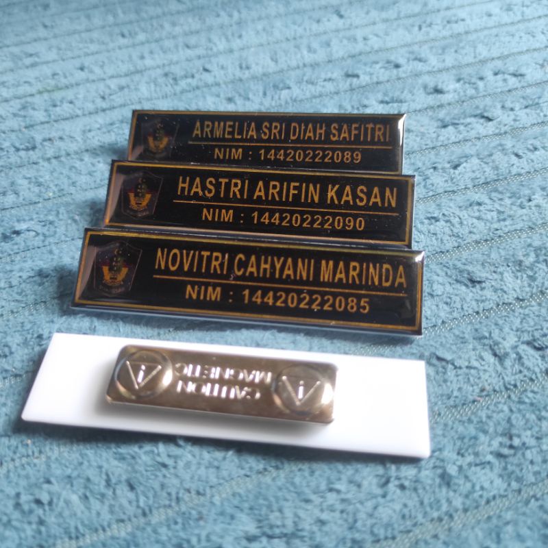 

nametag akrilik / papan nama dada akrilik gold magnet