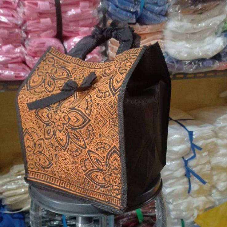 

Klik Beli tas kotak hajatan motif jahit 22x22 pita rempong T5D,