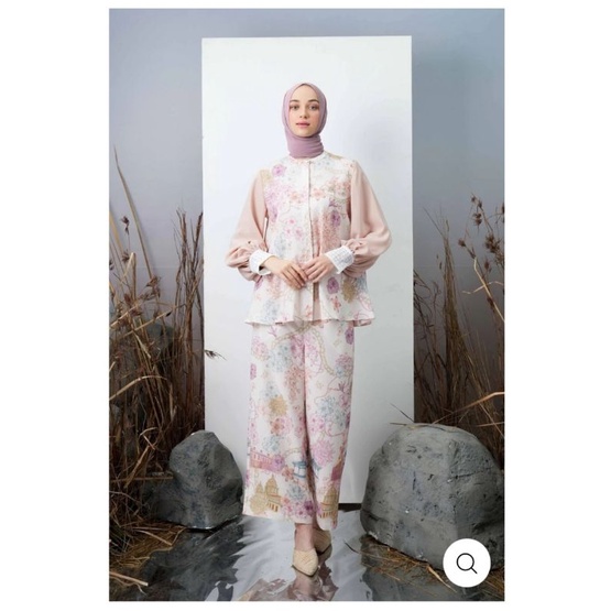 Georgia Blouse Magnolia Wearing Klamby (Sale 12 12)