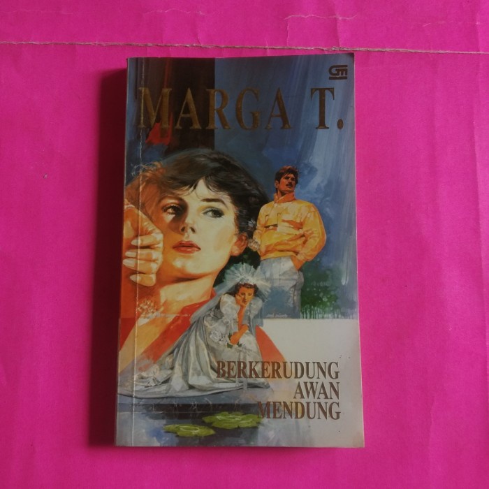 Novel Berkerudung Awan Mendung by Marga T.