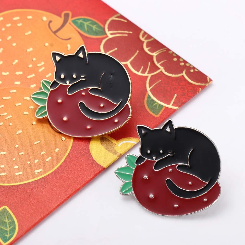 Needway   Kucing Bros Lucu Kartun Strawberry Kucing Hitam Lencana Pin Kerah Pin Enamel Pin