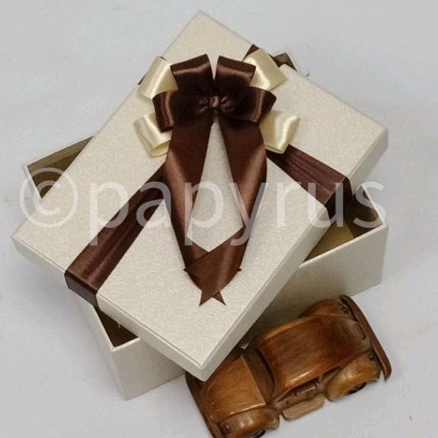 

First Quality Papyrus 15x20 tinggi 10cm Kotak Kado Gift Box Hadiah