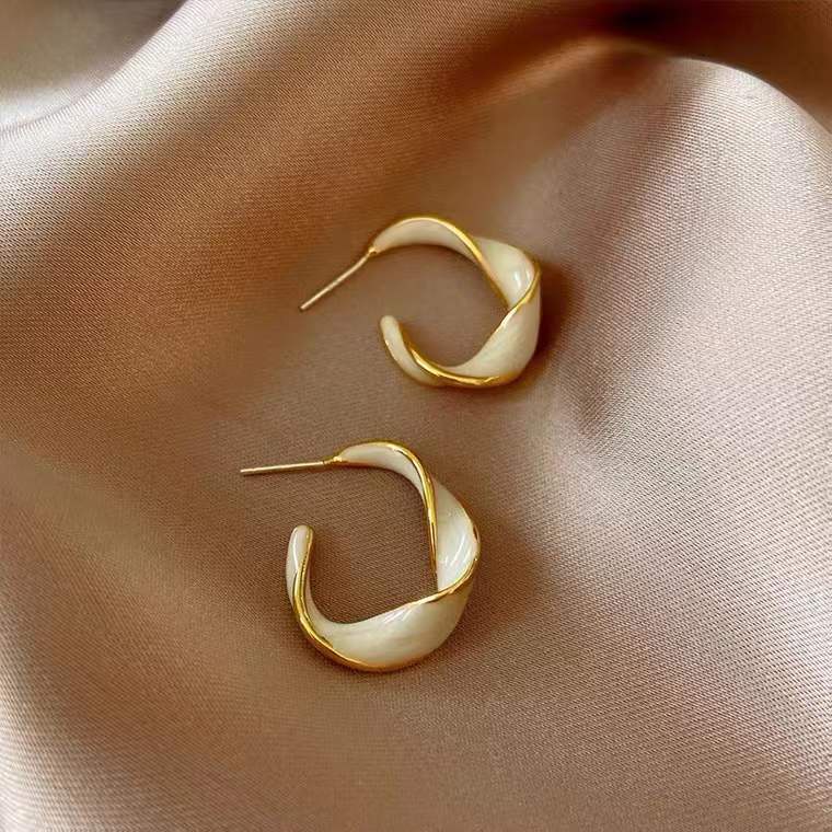 Korea Korea Perancis Tidak Teratur Spiral Cream Putih Anting-Anting Perempuan Gaya Baru S925 Perak Jarum Niche Desain Anting-Anting Sederhana