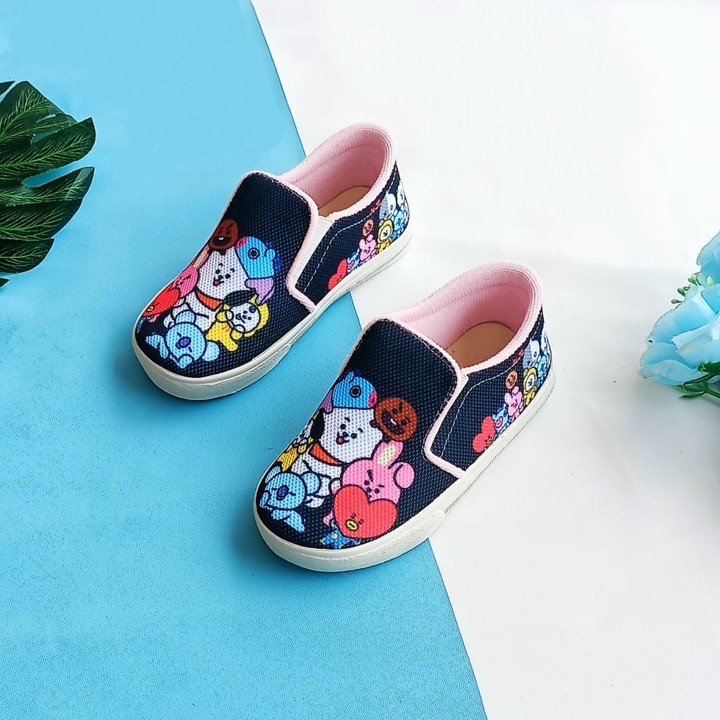 sepatu anak perempuan imitasi motif BONEKA hitam murah