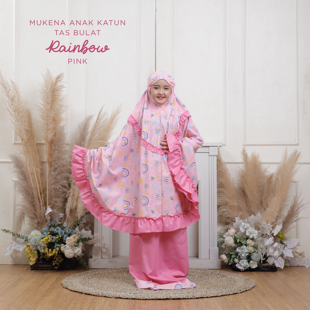 PUSAT MUKENA TASIK - MUKENA ANAK KATUN TAS BULAT MOTIF RAINBOW PINK