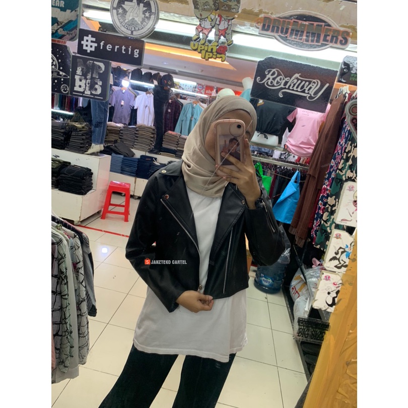 JNK x LATI - Jaket Semi Kulit Sintetis Viena Premium Crop Top Women Black Hitam Faux Synthetic Leather Jacket Original 100% Genuine Shirt Style Korea Motor Pendek Sedang Branded Elegan Vintage Cewek Terbaru Kekinian Import Dewasa Fashion Outfit Hijab 2023