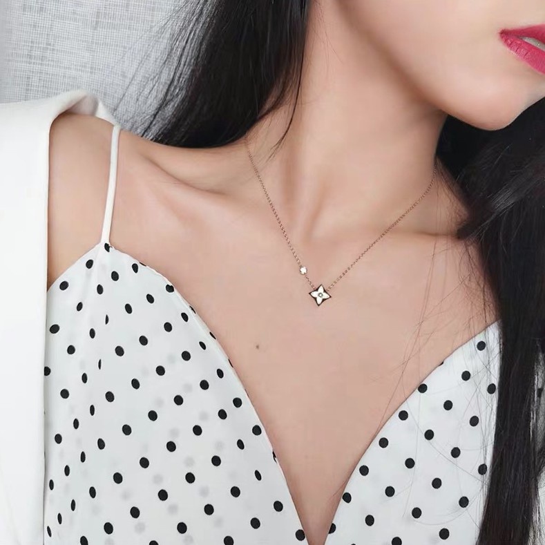 Kalung Choker Dengan Liontin Daun Clover | Kalung Rantai Klavikula Bahan titanium Gaya Perancis Elegan