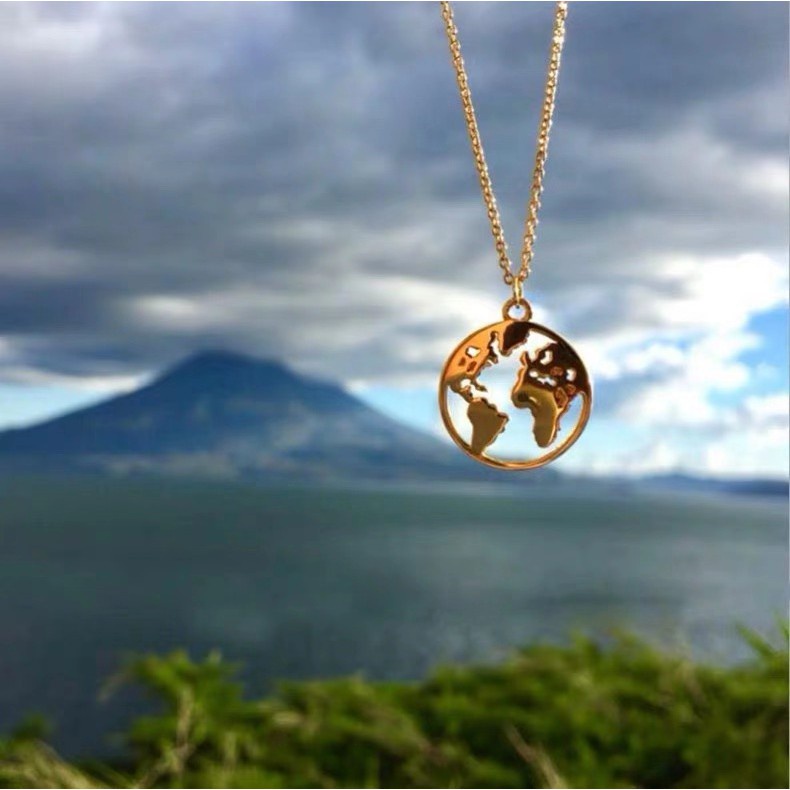 Kalung Rantai Klavikula Desain Peta Dunia Hollow Bahan Titanium Steel Warna Rose Gold