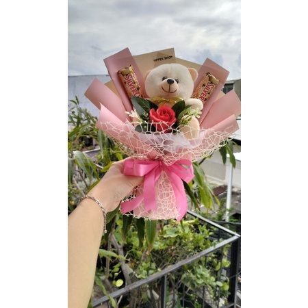 BUKET WISUDA BONEKA DAN BUNGA JARING/BUKET NATAL/ BOUQUET/BUCKET COKELAT /HADIAH/KADO/VALENTINE