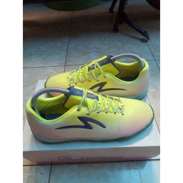 sepatu futsal second bekas