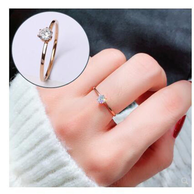 Cincin Berlian Glossy Bahan Titanium Steel Warna Rose Gold Gaya Minimalis | Cincin Bahan Stainless Steel Aksen Berlian Zirkon | Perhiasan Tahan Air Tidak Pudar