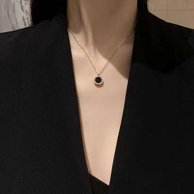 Kalung Rantai Pendek Dengan Liontin Batu Agate Bulat Angka Romawi Warna Hitam Untuk Wanita | Kalung Rose Gold 18k | Kalung Bahan Stainless Steel | Kalung Bahan Titanium Steel