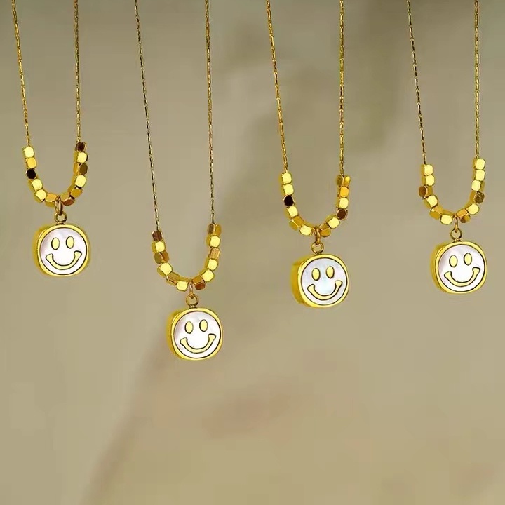 Kalung Rantai Titanium Steel 18K Gold Anti Alergi / Pudar Hias Liontin Smiley Face Gaya Korea Jepang