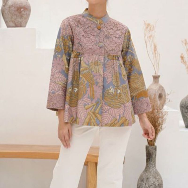 Blus Batik dengan kombinasi Brokat cocok untuk kerja maupun acara lainnya