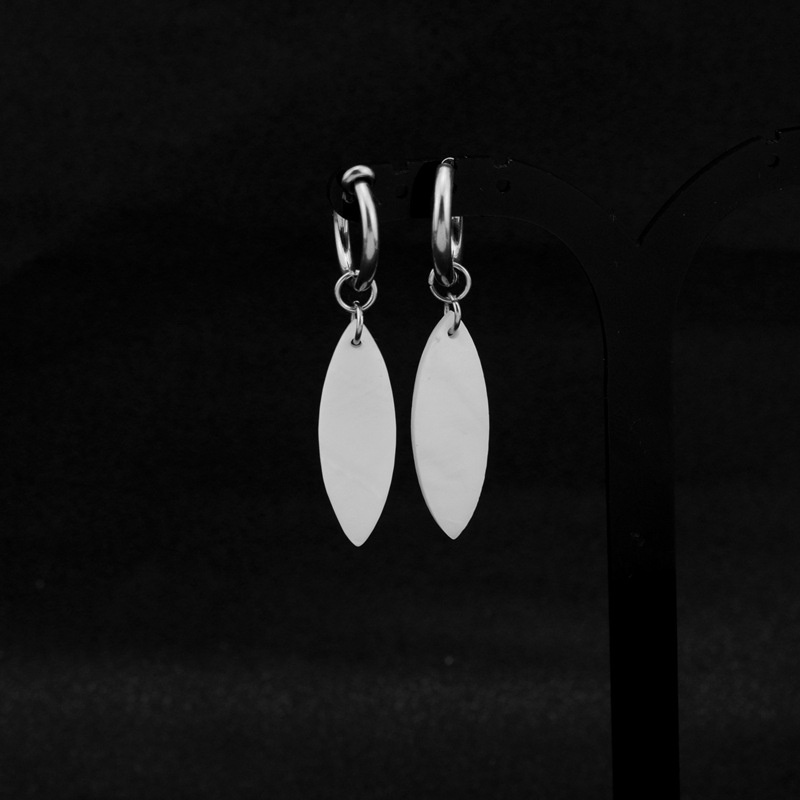 Shell Willow Leaf Simple Geometric Cool Style Earrings Desain Niche Look Face Anting Tipis Klip Telinga Baja Titanium