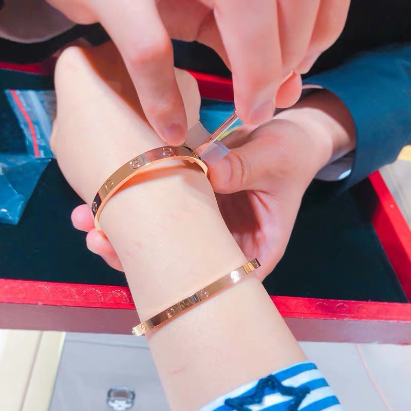 Gelang Pasangan Bahan Titanium Steel Warna Rose Gold Untuk Pria / Wanita