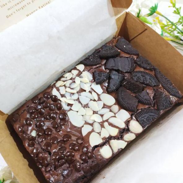 

⅍ Brownies Bella Brownies Panggang Premium MELTED Almond Oreo Chips II HAMPERS LEBARAN 2022 ➨