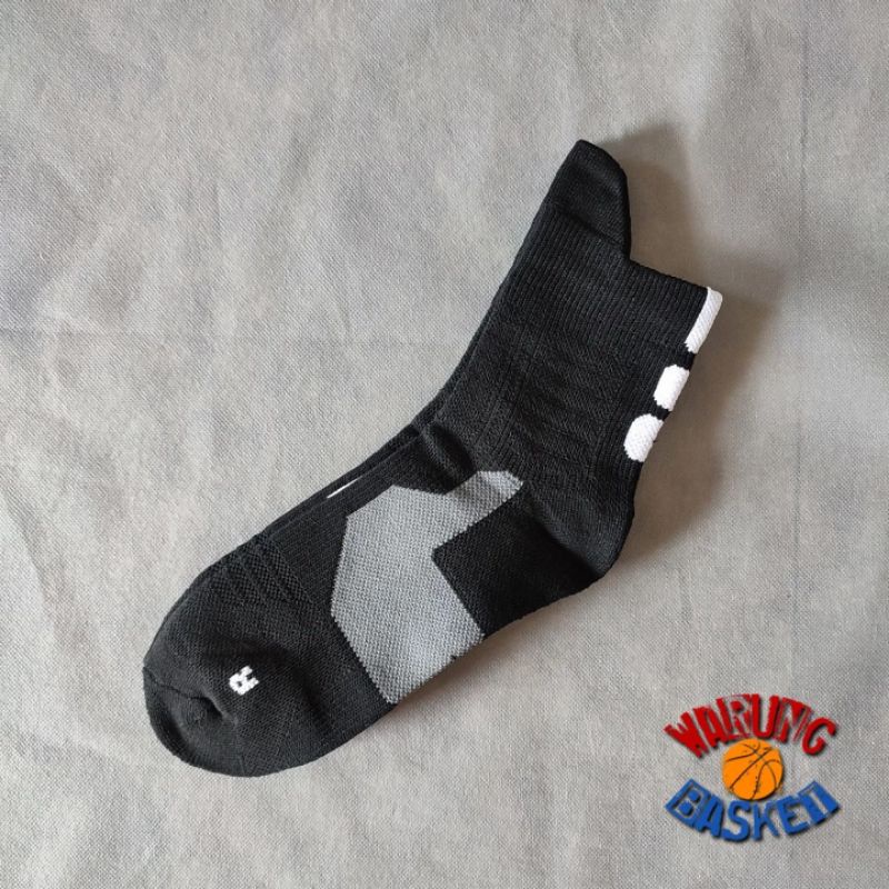 Kaos Kaki Basketball Performance Hitam