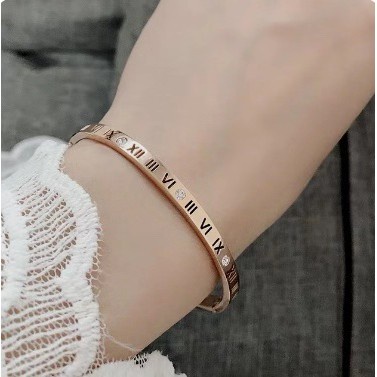 Gelang Titanium Steel Lapis Rose Gold 18k Desain Huruf Angka Romawi Hollow Gaya Korea Untuk Wanita